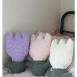 Tulip Pillow Free Crochet Pattern and Video Tutorial